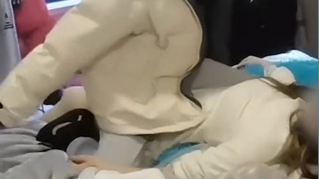 女子轻生闺蜜飞扑上前一把拉回 消防员感叹：这一刻你的闺蜜是真的急了