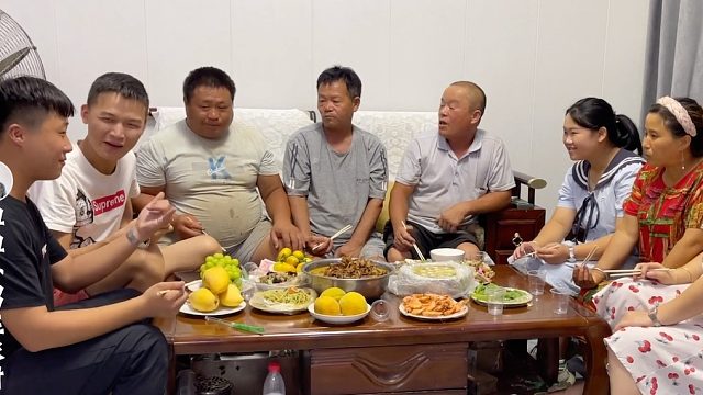 老爸6亩冬瓜迎来收获，高兴的请未来亲家来分账，丰收的喜悦遮不住