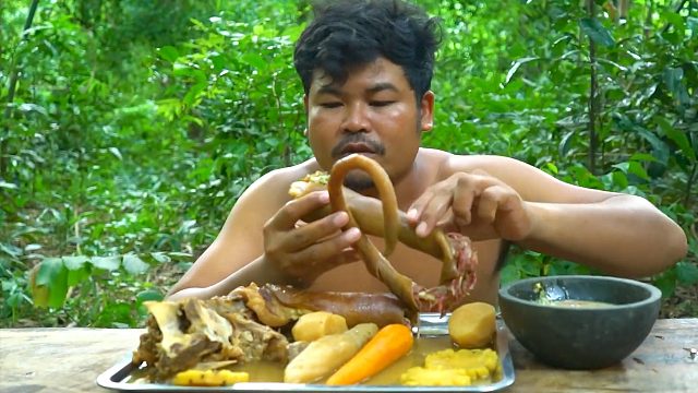 山里切一根牛尾巴炖烂，嗦一口肉真软乎