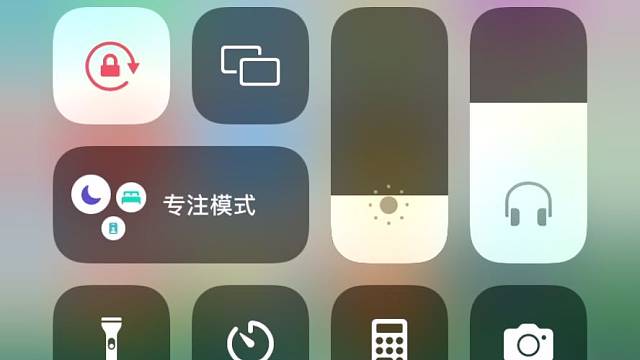 思绪一下回到十五年前，我真的老了！想当年有个大男孩牵着我的手给我唱这首歌，我以为我会嫁给他……