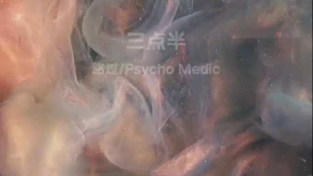 独自一人的等待，或许是最凄美的爱情，而你，又在等待着谁呢？