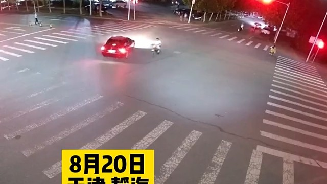 看到前方有交警查酒驾掉头就跑