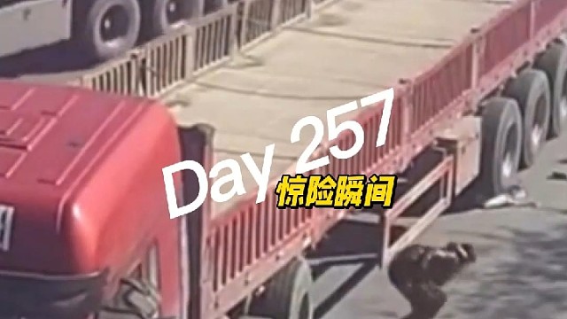 电动车转弯，进入大货车视野盲区被卷入车底，司机拼命翻滚险象环生！