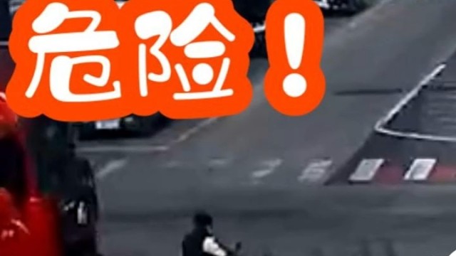 红绿灯路口抢行多可怕！这教训足够刻骨铭心了！