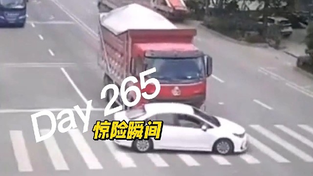 街头上演“速度与激情”！只因轿车随意变道！！！