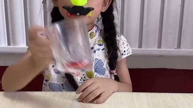 亲子互动游戏，宝贝喜欢喝饮料