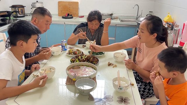 45元买一只鸡子，中午媳妇先炸后爆炒，上桌越啃越香，真好吃