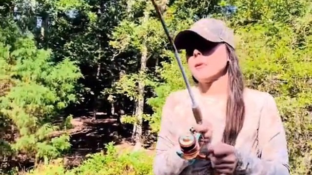 美女说这鲈鱼真大