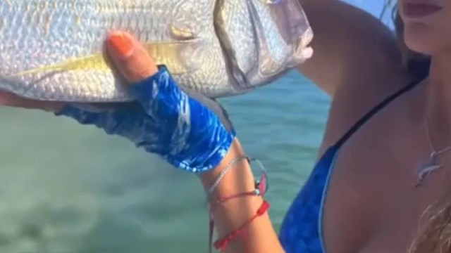 美女晒她钓过的不同大鱼