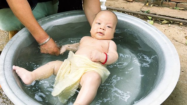 宝宝出生3个月，奶奶给孙子洗澡，不哭不闹太享受了