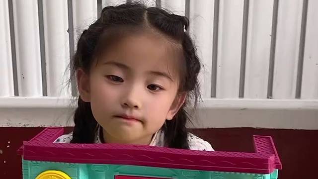 亲子互动游戏，用葡萄做个风车糖