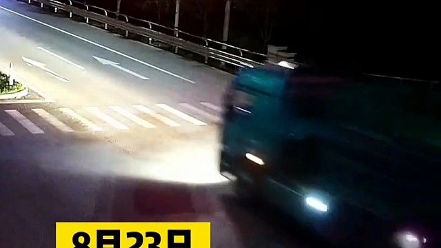 深夜大货车闯红灯，没想到正好遇到巡查警车