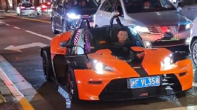 100多万买个可以上路的赛车不亏吧，这回头率比超跑还高