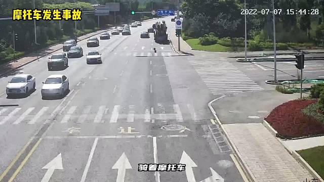 头盔保命了！驾乘摩托车请佩戴安全头盔！