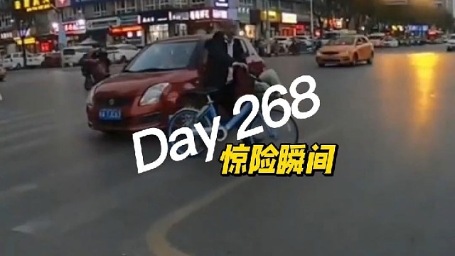 行走的“危险”，自行车闯红灯逼停轿车险酿车祸！