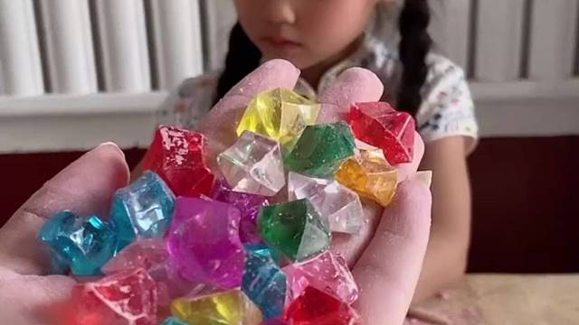 亲子互动游戏，宝贝挖出来的什么好东西