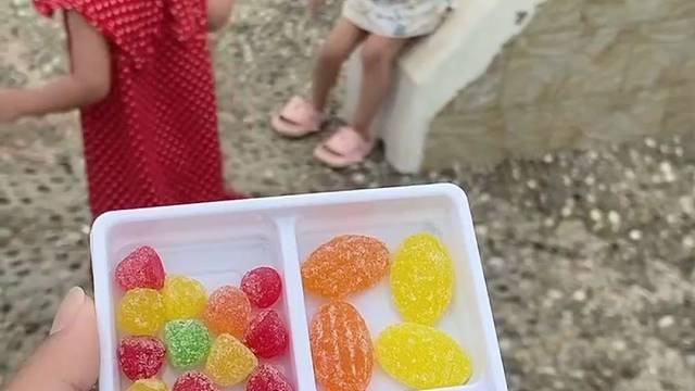 亲子互动游戏，找我宝贝吃七彩小糖果