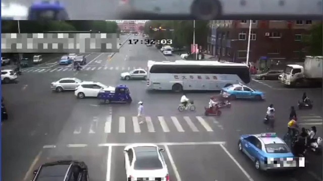 司机闯红灯导致二车相撞