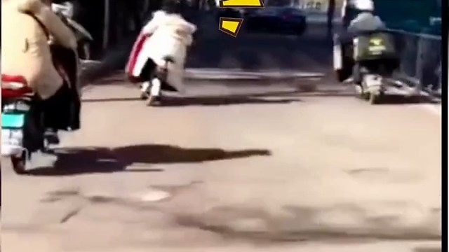 飘逸少女马路骑车最后确实有点“秀”