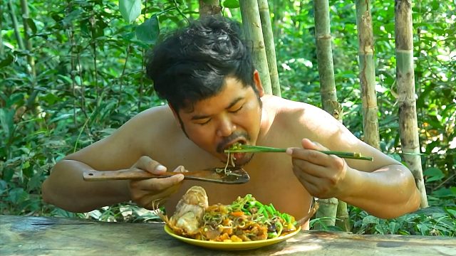 河里的鱼钓上来油炸，配蔬菜吃味真鲜