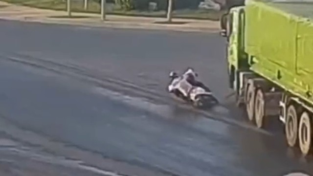 电动车驾驶人“卷”进车底，“惊心动魄”的车底逃生