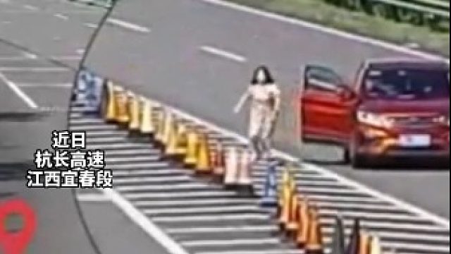 高速错过出口，副驾驶直接下车搬路障