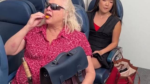 飞机上的小姐姐手有点长哈哈哈