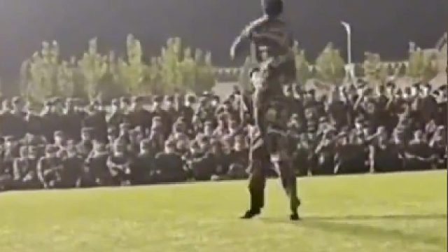 这辈子一定要去大学看一场军训吧