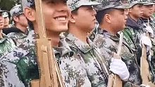 制作纸壳枪参加军训汇演，学生帅气拿大狙。教官：花样还挺多！