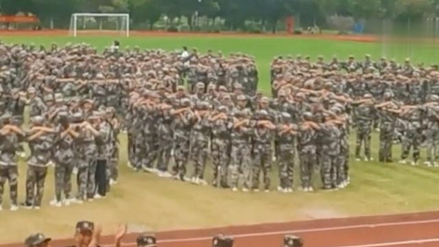 学生军训中开展趣味运动会玩游戏，网友：多少带点私人恩怨