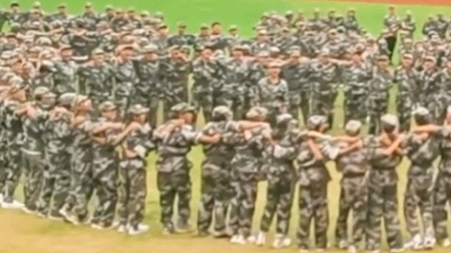 学生军训中开展趣味运动会，在“萝卜蹲”游戏中，校长和班主任也跑不了哈哈