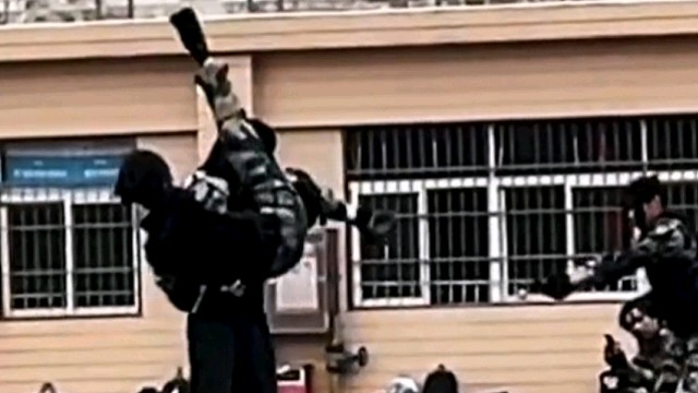 高校军训汇演现场，女生用剪刀脚制服“歹徒”燃爆全场