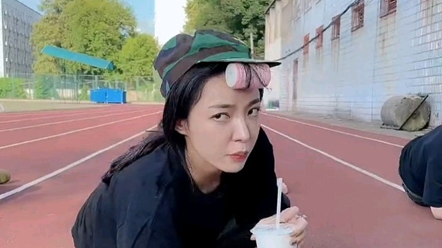 教官:在战场上你能拍照吗