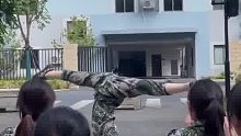 大学生军训表演才艺，惊呆全场