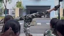 大学生军训表演才艺，惊呆全场