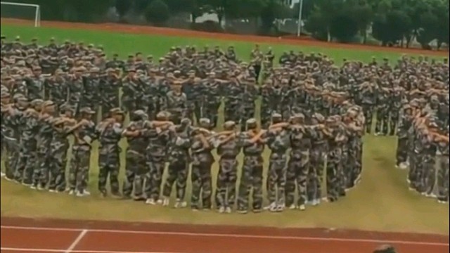 军训场玩起“萝卜蹲”，教官和校长也逃不掉