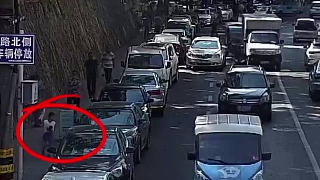 6岁男童横穿马路，不幸被大客车后轮压到腿。