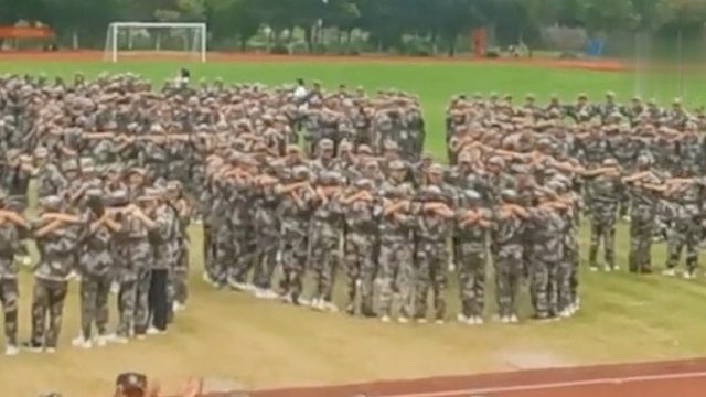 学生军训中开展趣味运动会玩游戏，网友：多少带点私人恩怨