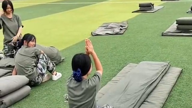 妹子我们在军训呢，你在这求雨