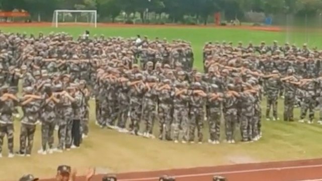 学生军训中开展趣味运动会玩游戏，网友：多少带点私人恩怨