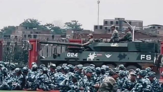 学校硬核军训“战车”直接开进“训练场”