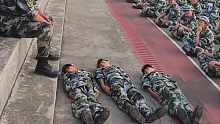 一个敢提，一个敢教！军训时学生提出想躺着训练，教官：必须安排！