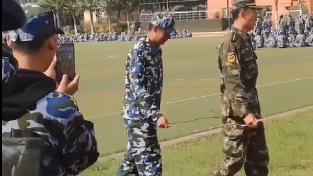 就怕他把教官也带偏了