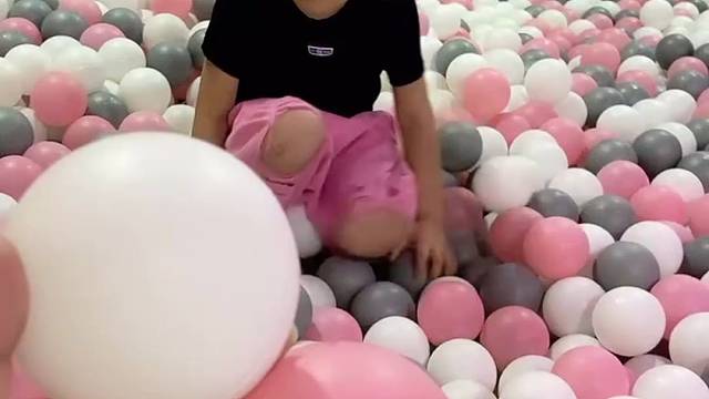 亲子互动游戏，很宝贝一起玩海洋球