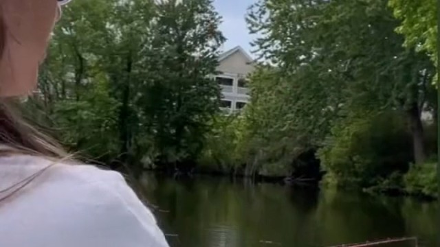 这鱼钩边上挂的什么东西