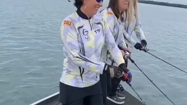 钓个鱼你们都能嗨起来，真服了