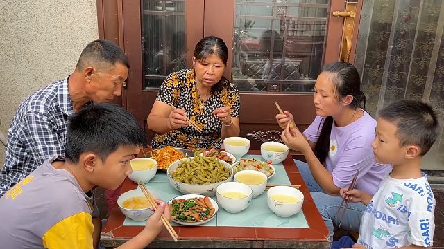 婆媳俩忙完农活，回家媳妇炒几个小菜当午餐，一家人吃得美滋滋