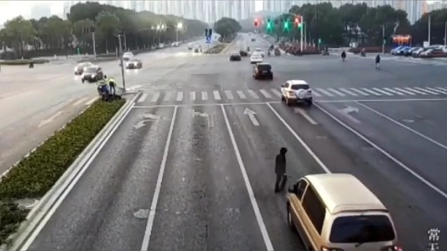 一个开车不长眼，一个乱闯马路，结局双方很满意