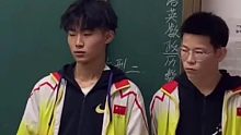 两个男生吵架被罚站 老师严厉发出一串“指令” 班里瞬间炸了锅