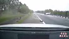 大众司机强行并线，视频车师傅让速不让道，一脚油门后自食恶果第三集